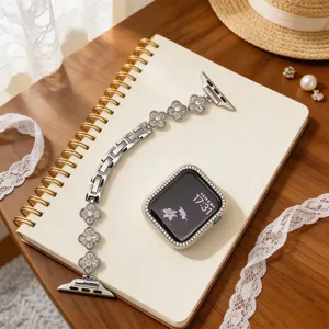 Cinturino in metallo quadrifoglio con cassa strass compatibile per Apple Watch dettaglio