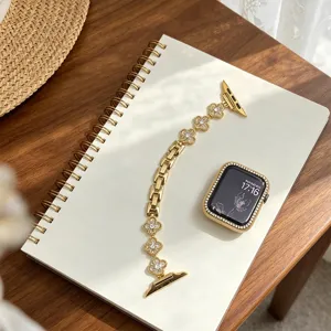 Dettaglio del cinturino per orologio a trifoglio dorato con strass scintillanti ed eleganti.