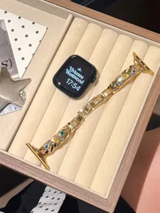 Stern Kristall Metall Uhrenarmband Detail, kompatibel mit Apple Watch Serie, goldenes Design.