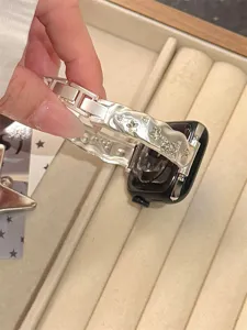 Metalluhrarmband mit glitzernden Strasssternen und Blumenanhängern kompatibel mit Smartwatches