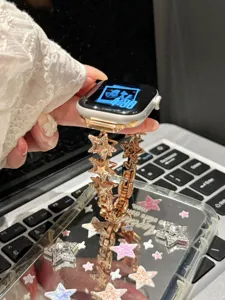 Bracelet de montre en métal étoile zircon rotatif compatible Apple Watch, vue détaillée.