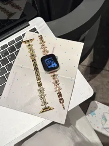 Vue détaillée du bracelet de montre en métal zircon étoile brillant compatible Apple Watch.