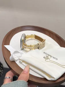 Perlen Krokodilmuster Metall Armband kompatibel mit Apple Watch Serie, elegantes Design detail.
