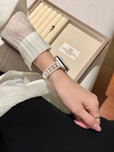 Glitzerndes Strass-Metall-Uhrenarmband Detail mit funkelndem Hohlmuster für Apple Watch.
