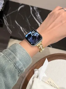 Detailansicht des eleganten Perlen- und Metall-Uhrenarmbands kompatibel mit Apple Watch.