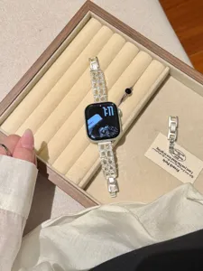 Glitzerndes Metall-Uhrenarmband kompatibel mit Smartwatches, elegantes Kleeblatt-Design.