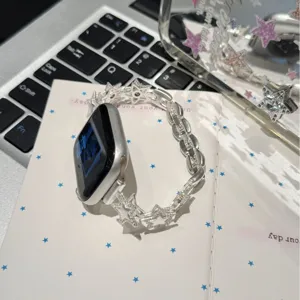 Bracelet de montre en metal argente avec etoiles et zircon compatible avec Apple Watch style.