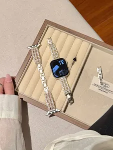 Nahaufnahme des luxuriösen Strass-Metallarmbands für Apple Watch mit glänzenden Kristallen.