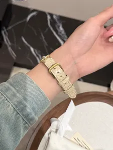 Detailansicht des Perlen-Kroko-Muster Metallarmbands am Handgelenk, elegantes Design.