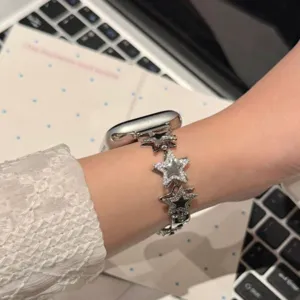 Bracelet de montre en metal avec etoiles rotatives et zircons brillants pour Apple Watch.