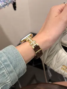 Detailansicht des Perlen- und Krokodilmuster-Metallarmbands am Handgelenk, elegantes Accessoire.
