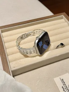 Metall Uhrenarmband kompatibel mit Smartwatch Luxus hohles Design elegantes Schmuckzubehör.