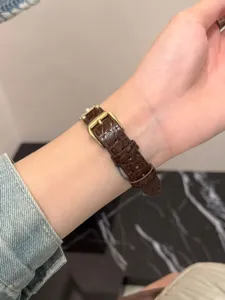 Detaillierte Ansicht des Perlen-Kroko-Lederarmbands für Smartwatch-Kompatibilität
