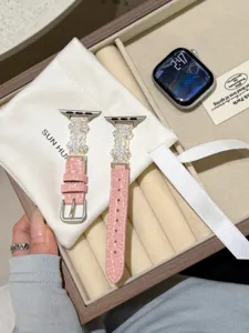 Rosa Uhrenarmband aus Krokodil-Leder mit elegantem Perlen-Metall-Verbindungsstück.