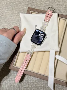 Detailansicht des edlen Uhrenarmbands mit Perlen und rosafarbenem Krokodilleder-Design.