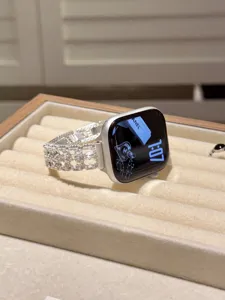 Detailansicht des Diamant-Metall-Uhrenarmbands, glitzerndes Ersatzband für Smartwatch.