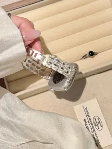 Silbernes Strass Metall Uhrenarmband kompatibel mit Apple Watch, glänzendes Luxusarmband.