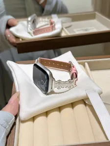 Perlen Metall Lederarmband Detail für Apple Watch, elegantes Filigran-Design mit rosa Band.
