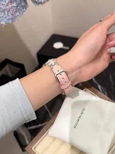 Rosa Kroko Leder Armband mit Perlenblumen Anhänger kompatibel mit Smartwatches.