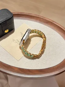 Detailansicht des luxuriösen grünen Metall-Uhrenarmbands mit edlem Design für Smartwatch.