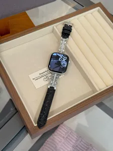 Nahaufnahme des luxuriösen Perlen-Metallketten-Armbands mit klassischem schwarzem Leder.