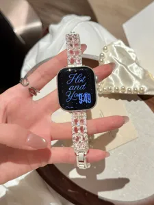 Detail des funkelnden rosa Strass-Metall-Uhrenarmbands, elegantes Accessoire für Smartwatch.