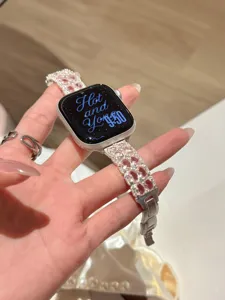 Exquisites rosafarbenes Kristall-Kleeblatt Metallarmband Detail für Apple Watch, eleganter.