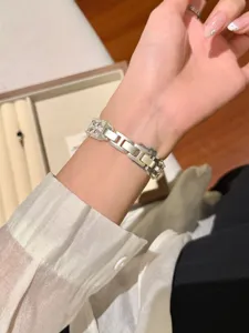 Stilvolles silbernes Metallarmband mit funkelnden Kristallen, passend für Apple Watch.