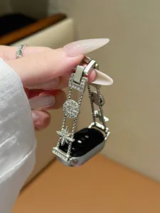 Detailaufnahme des luxuriösen Metall-Strass-Uhrenarmbands mit Stern-Anhänger für Smartwatches.