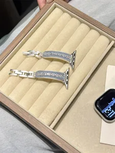 Cinturino per orologio in metallo e camoscio zircone stile coreano per Apple Watch.