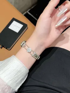 Metallketten-Uhrenarmband mit funkelnden Strass-Stern-Anhängern kompatibel für Apple Watch.