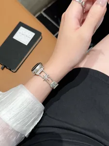 Detailansicht glänzendes Stern Strass Metall Uhrenarmband am Handgelenk elegant.