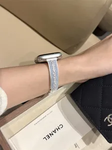 Cinturino per orologio in pelle scamosciata e metallo con strass compatibile, dettaglio.