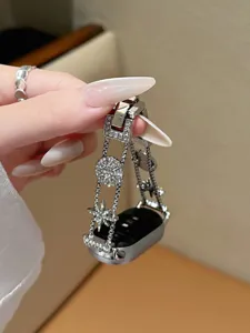 Glänzendes Strass-Stern Metall-Uhrenarmband Detailansicht, edles silbernes Kettendesign.