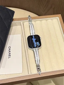 Primo piano dettagliato del cinturino per orologio in metallo e strass di lusso compatibile.