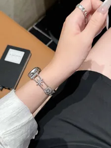 Nahaufnahme des funkelnden Stern-Strass-Metallarmbands für Smartwatch, elegantes Design.
