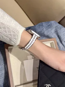 Cinturino orologio metallo zircone compatibile Apple Watch, elegante banda cristallo dettaglio.
