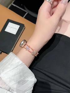 Roségoldenes Metallarmband mit Kristall-Sternanhängern, kompatibel mit Apple Watch.