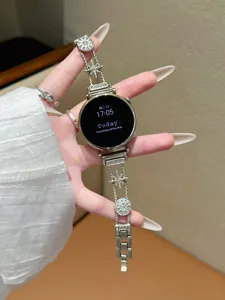 Strass Stern Metallkette Uhrenarmband und Smartwatch Detailansicht mit elegantem Design.