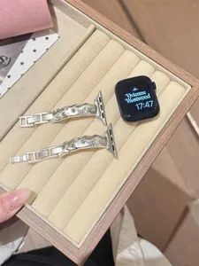 Detaillierte Nahaufnahme des silbernen Metallarmbands mit funkelnden Stern-Strasssteinen.