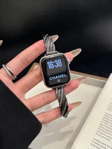 Vista dettagliata del cinturino per orologio in metallo diamante intrecciato Apple Watch.