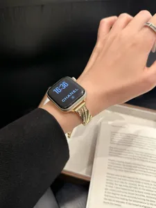 Primo piano dettagliato del cinturino per orologio in metallo strass intrecciato elegante.
