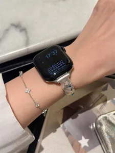 Nahaufnahme Detailaufnahme des funkelnden Stern-Strass-Metallarmbands für Apple Watch.