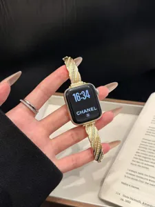 Vista dettagliata del cinturino per orologio in metallo con strass intrecciati compatibile.