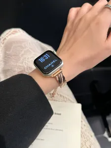 Vista dettagliata del cinturino per orologio in metallo intrecciato con strass per apple watch.