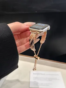 Vista dettagliata del cinturino in metallo con strass intrecciati per Apple Watch, oro rosa.