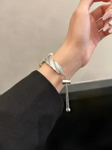 Bel dettaglio cinturino orologio metallo strass intrecciato, elegante per Apple Watch.