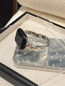 Nahaufnahme Detail des funkelnden Strass-Stern-Metall-Uhrenarmbands mit elegantem Wellenrand.