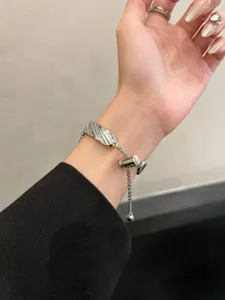 Cinturino per orologio in metallo argentato intrecciato con strass compatibile con Apple Watch.