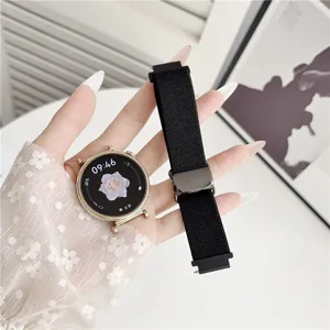 Detailansicht des schwarzen Nylon-Uhrenarmbands mit magnetischem Verschluss am Handgelenk.